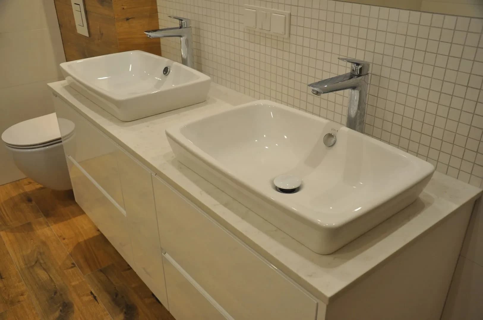 Koupelnový nábytek s deskou na míru