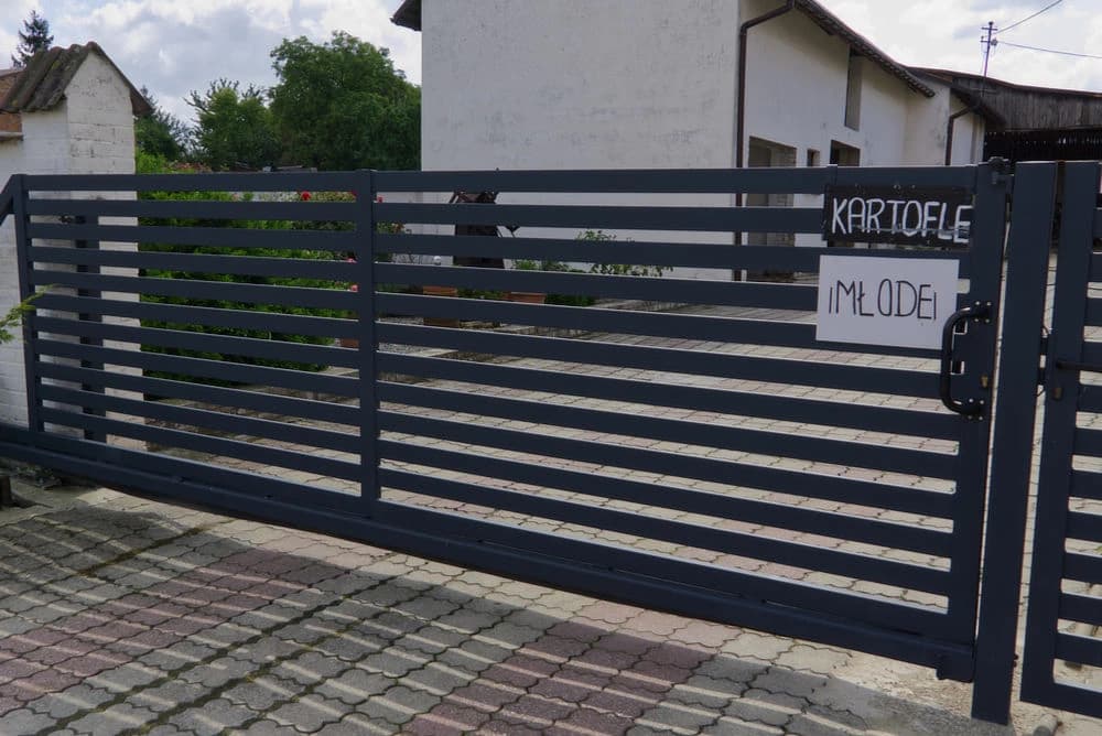 Detail posuvné vjezdové brány
