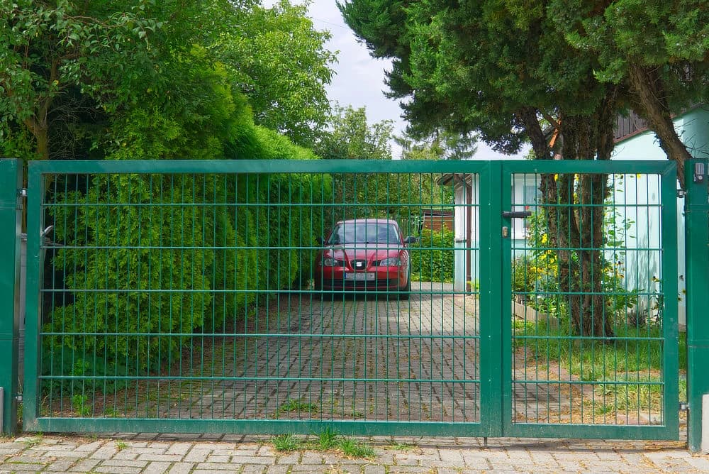Křídlová vjezdová brána u rodinného domu