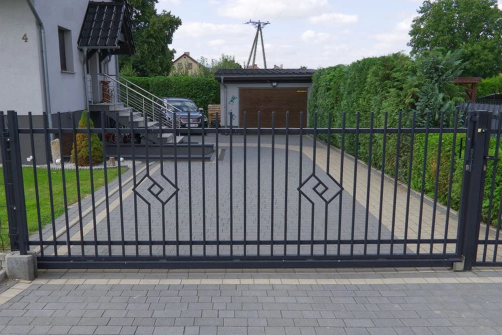 Posuvná brána navazující na moderní plot