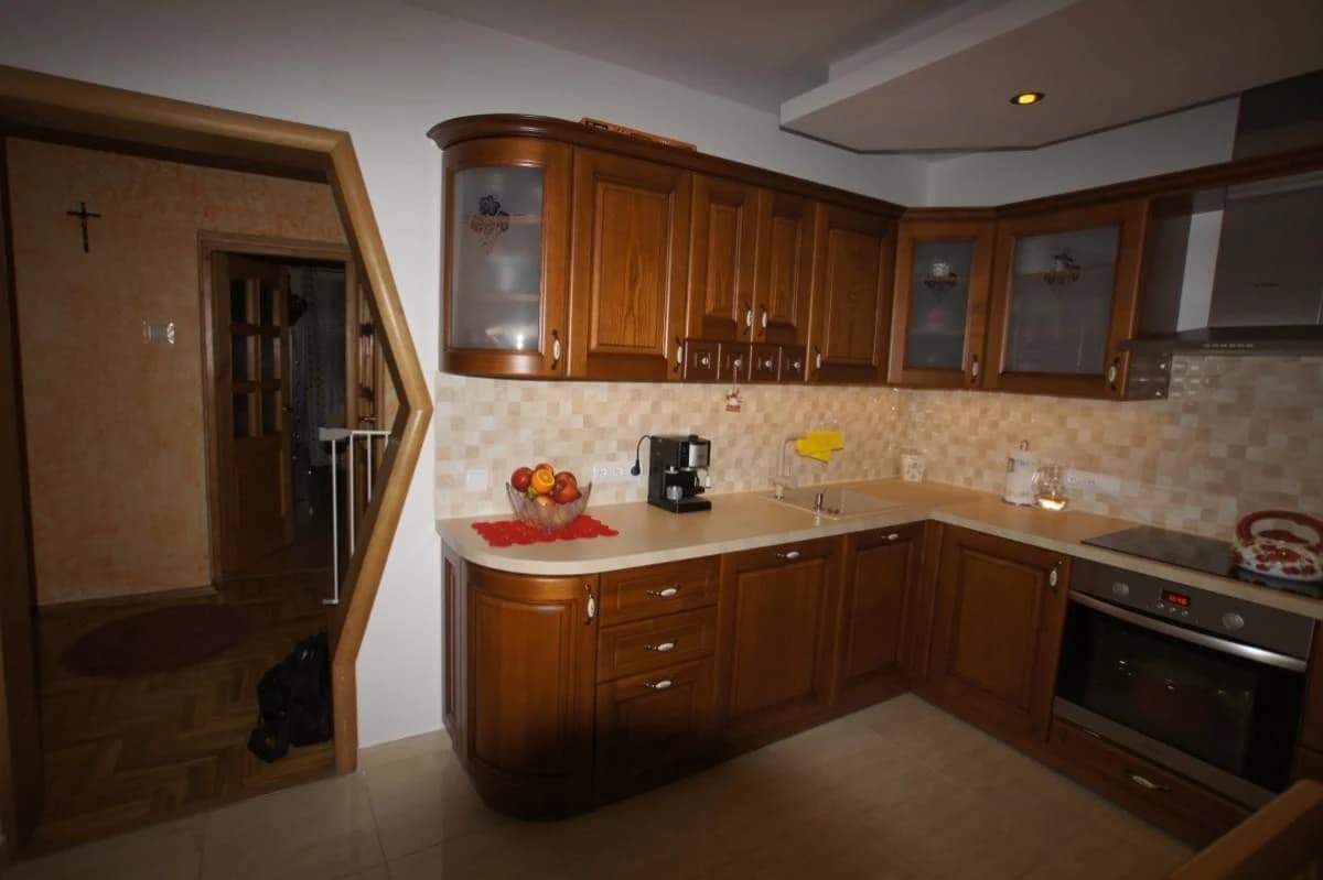 Tradiční kuchyňská linka po montáži