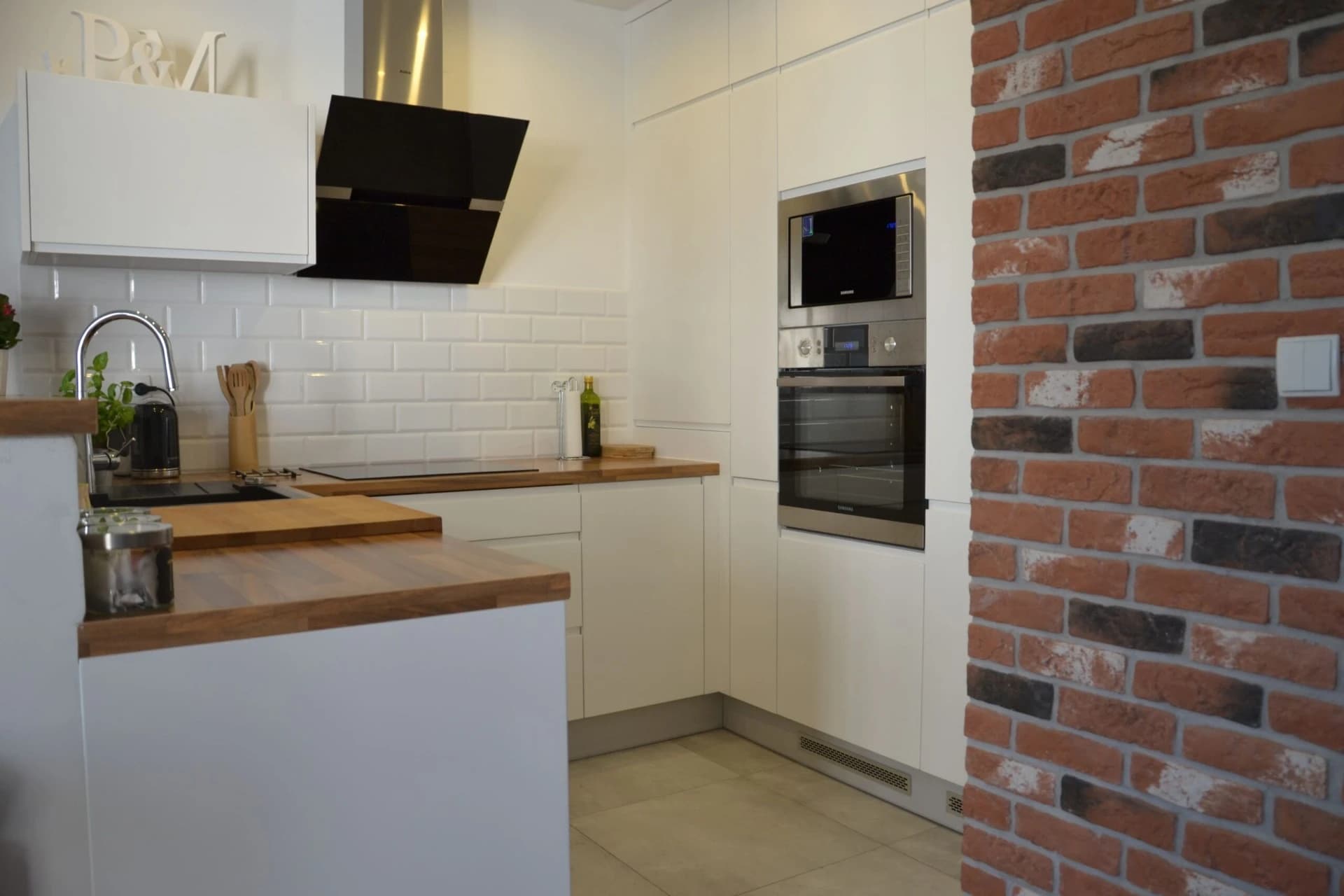 Detail moderní kuchyně a pracovní plochy