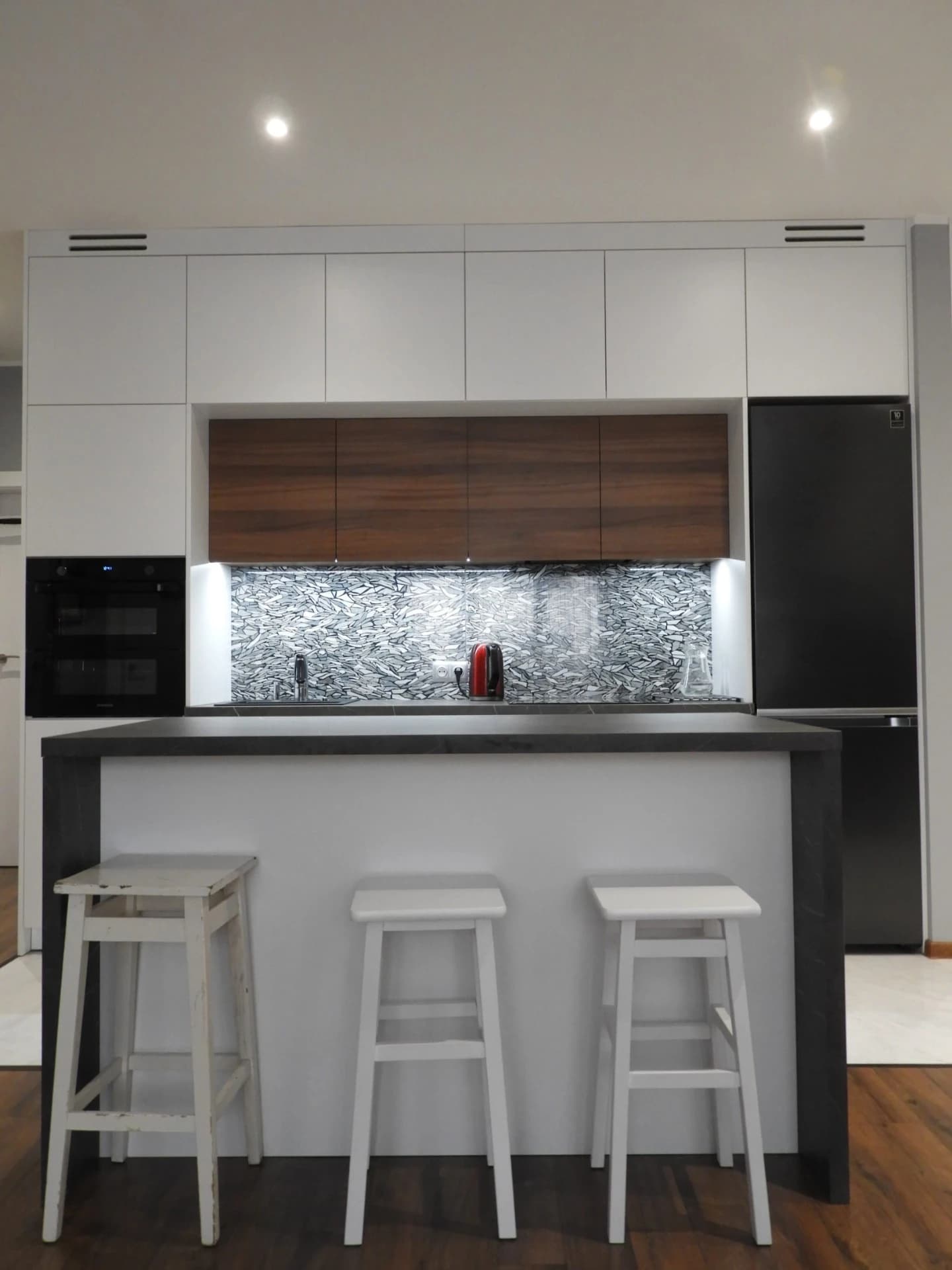 Detail úložných prvků moderní kuchyně
