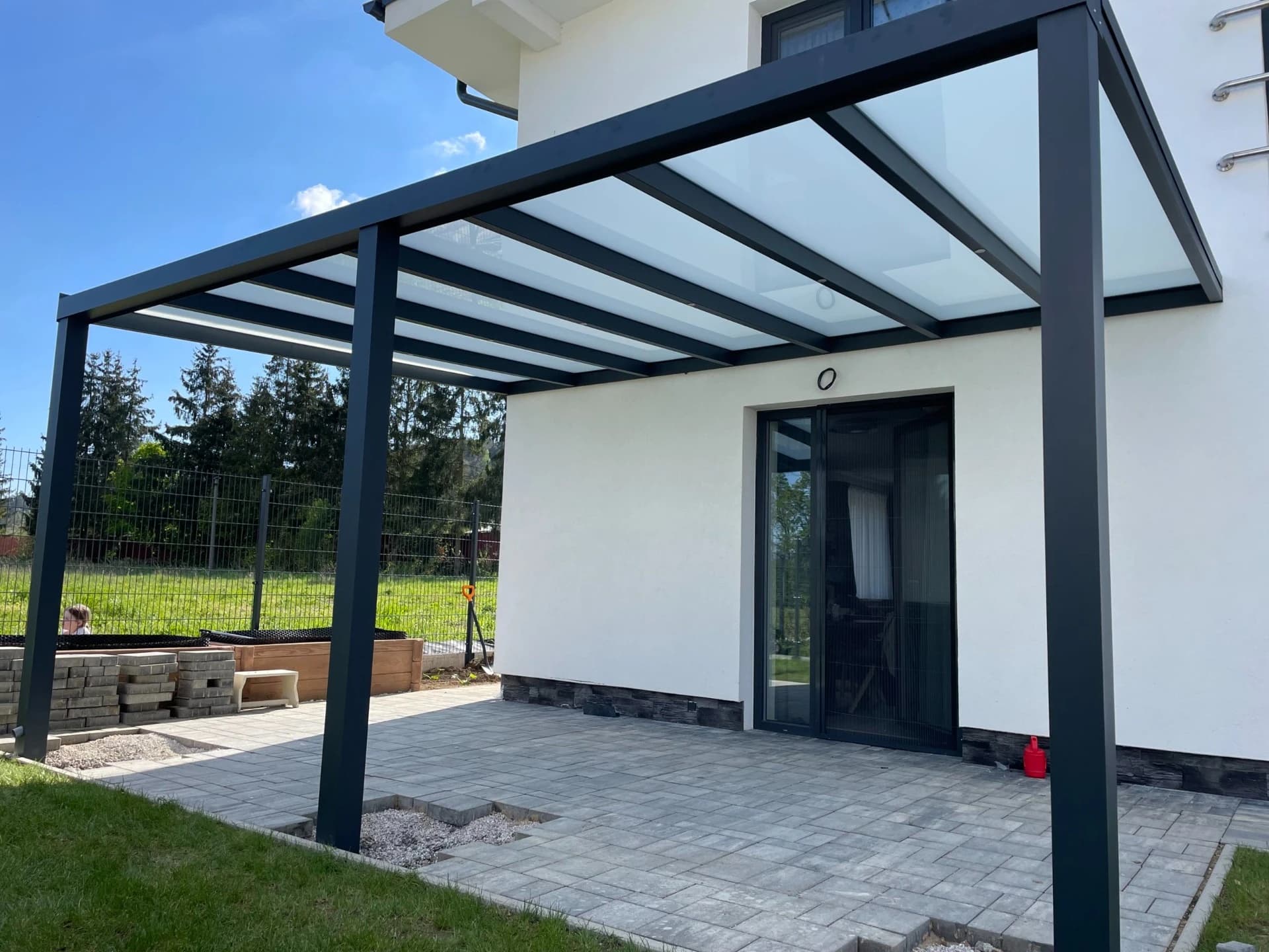 Pergola a přístřešek po montáži