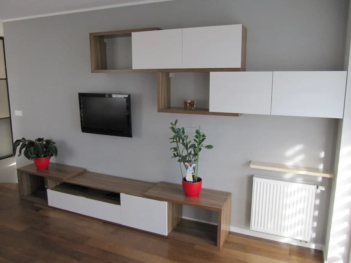 Nízký TV nábytek s úložným prostorem